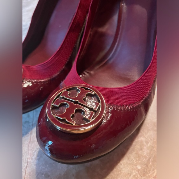 Tory Burch Burgundy Flats with Gold Logo - Picture 2 of 7